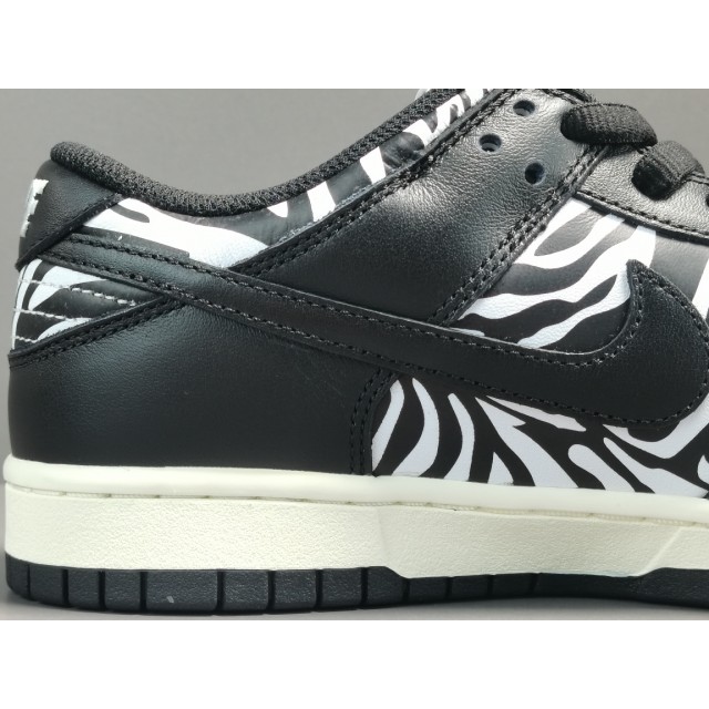 GOD BATCH Quartersnacks x Nike SB Dunk Low "Zebre" DM3510 001