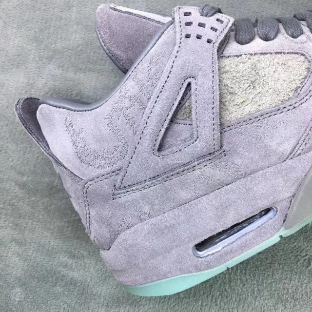 GET BATCH KAWS x Air Jordan 4 “Cool Grey ” 930155-003